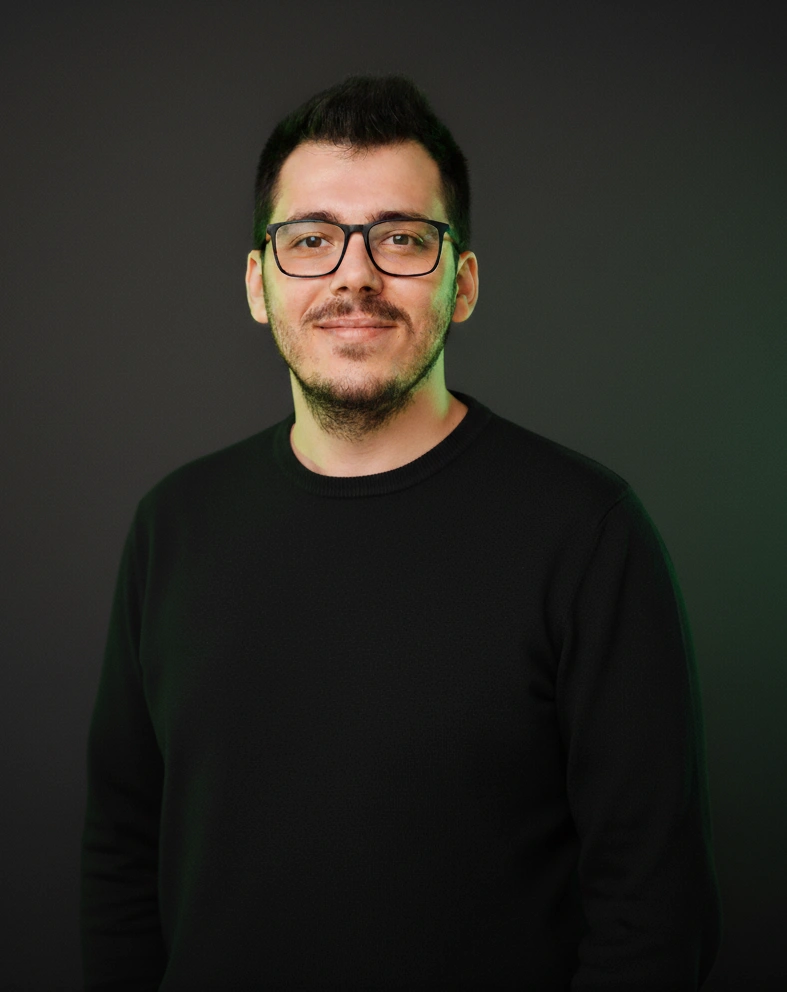 Uśmiechnięta osoba podczas rozmowy online